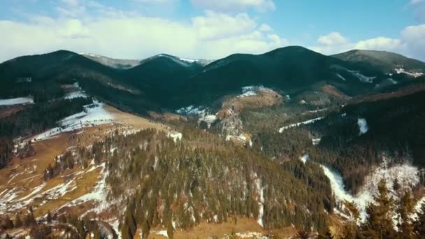 雪に覆われた山頂のカルパティア山脈の冬の雪の空中ビデオ — ストック動画