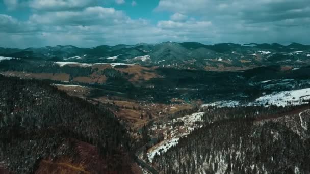 Vintersnötäckt Karpatisk Bergskedja Toppen Bergen Täckt Med Snö Antenn Video — Stockvideo