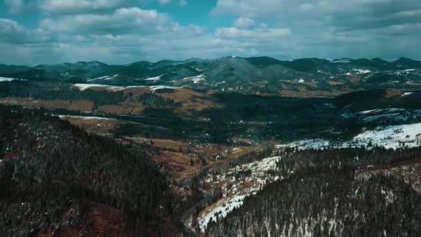 Salju Musim Dingin Menutupi Pegunungan Carpathian Puncak Gunung Yang Ditutupi — Stok Video