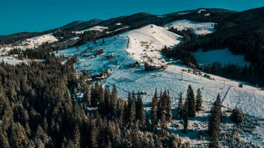 Karpatlar 'ın dağ manzarası kış havası manzarası çok güzel.
