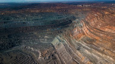 Demir cevheri madenciliğinin havadan görünüşü, bir açık-döküm mayının panoraması... 