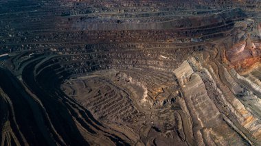 Demir cevheri madenciliğinin havadan görünüşü, bir açık-döküm mayının panoraması... 