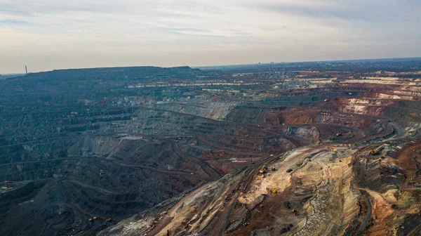 高さ調査によると 露天掘り型鉱石の露天掘り — ストック写真