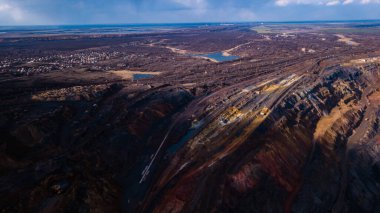 Büyük demir cevheri ocağı açık demir cevheri madenciliği..