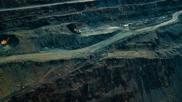 Вид с воздуха на добычу железной руды, Панорама карьера по добыче железной руды, подготовка к взрыву в карьере по добыче железной руды, взрывные работы на открытой шахте
