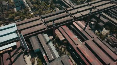 Borulardan çıkan metalürjik çelik metalurji dumanı ekolojik hava videosu 4k