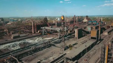 Borulardan çıkan metalürjik çelik metalurji dumanı ekolojik hava videosu 4k