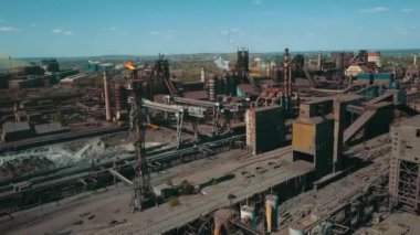 Borulardan çıkan metalürjik çelik metalurji dumanı ekolojik hava videosu 4k