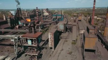 Borulardan çıkan metalürjik çelik metalurji dumanı ekolojik hava videosu 4k