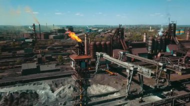 Borulardan çıkan metalürjik çelik metalurji dumanı ekolojik hava videosu 4k