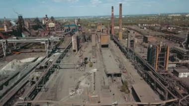 Borulardan çıkan metalürjik çelik metalurji dumanı ekolojik hava videosu 4k
