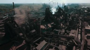 Borulardan çıkan metalürjik çelik metalurji dumanı ekolojik hava videosu 4k