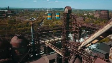 Borulardan çıkan metalürjik çelik metalurji dumanı ekolojik hava videosu 4k