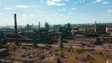 Borulardan çıkan metalürjik çelik metalurji dumanı ekolojik hava videosu 4k