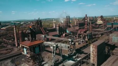 Borulardan çıkan metalürjik çelik metalurji dumanı ekolojik hava videosu 4k