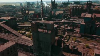 Borulardan çıkan metalürjik çelik metalurji dumanı ekolojik hava videosu 4k