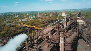 Borulardan çıkan metalürjik çelik metalurji dumanı ekolojik hava videosu 4k