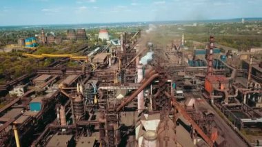 Borulardan çıkan metalürjik çelik metalurji dumanı ekolojik hava videosu 4k