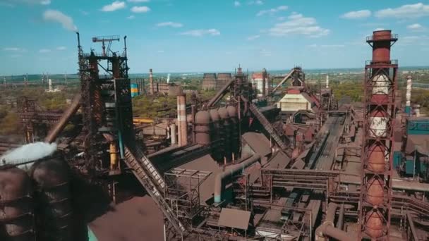 冶金厂钢制冶金烟道中的冶金烟生态航拍视频4K — 图库视频影像
