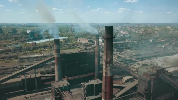 Metallurgische Fabriek Staal Metallurgie Rook Uit Pijpen Ecologie Luchtfoto — Stockvideo