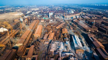 Metalürjik üretim tesisi borulardan çıkan dumanlı kötü ekoloji hava fotoğrafçılığı