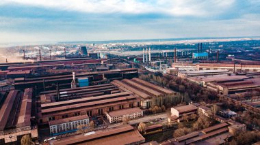 Metalürjik üretim tesisi borulardan çıkan dumanlı kötü ekoloji hava fotoğrafçılığı