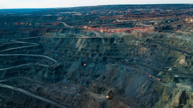 Demir cevheri madenciliğinin havadan görünüşü, demir cevheri çıkartan açık dökük bir mayının panoraması, bir taş ocağında patlamaya hazırlanıyor, açık çukur üzerindeki patlayıcı çalışmaları.