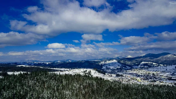 喀尔巴阡山脉冬季雪地航空摄影 — 图库照片