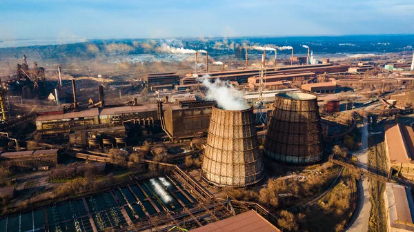 冶金生産工場パイプからの完全なサイクル煙悪い生態航空写真 — ストック写真