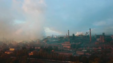 Endüstri metalürjik fabrika gündoğumu kötü ekoloji bacası hava dumanı 4K