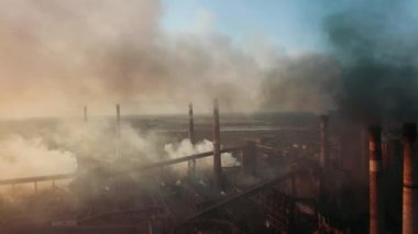 Endüstri metalürjik fabrika gündoğumu kötü ekoloji bacası hava dumanı 4K
