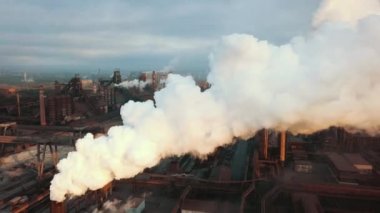 Endüstri metalürjik fabrika gündoğumu kötü ekoloji bacası hava dumanı 4K