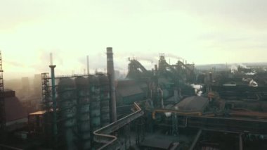 Endüstri metalürjik fabrika gündoğumu kötü ekoloji bacası hava dumanı 4K