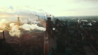 Endüstri metalürjik fabrika gündoğumu kötü ekoloji bacası hava dumanı 4K