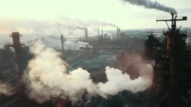 Endüstri metalürjik fabrika gündoğumu kötü ekoloji bacası hava dumanı 4K