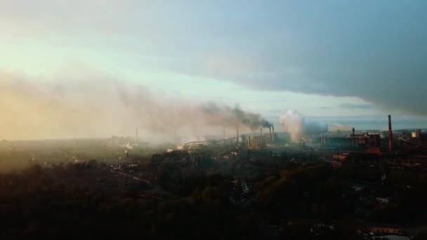 Indústria Metalúrgica Planta Nascer Sol Ecologia Chaminé Fumaça Aérea — Vídeo de Stock