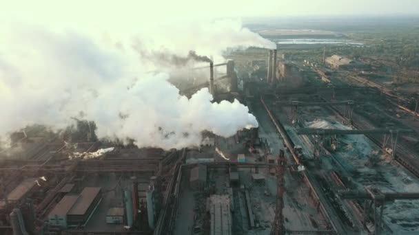 産業冶金工場日の出悪い生態煙突煙空中4K — ストック動画