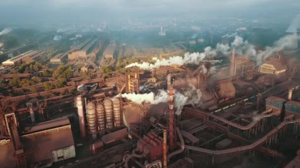 工业冶金厂日出劣质生态烟囱烟道4K — 图库视频影像