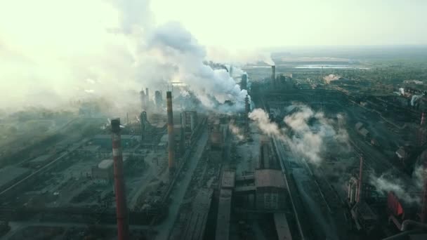 産業冶金工場日の出悪い生態煙突煙空中4K — ストック動画