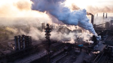 Endüstri metalürjik fabrika şafak dumanı duman emisyonları kötü ekoloji hava fotoğrafçılığı