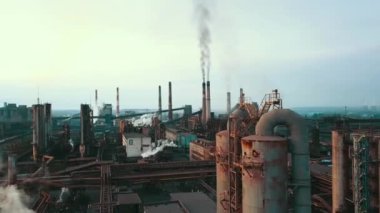 Endüstriyel üretim tesisi metalürjik çelik hava görüntüsü Chad Borularından 4K duman.