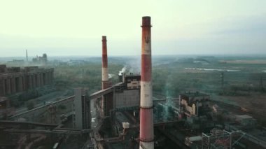 Endüstriyel üretim tesisi metalürjik çelik hava görüntüsü Chad Borularından 4K duman.