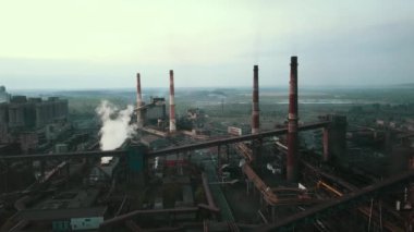 Endüstriyel üretim tesisi metalürjik çelik hava görüntüsü Chad Borularından 4K duman.