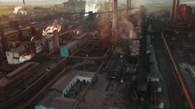 Endüstriyel üretim tesisi metalürjik çelik hava görüntüsü Chad Borularından 4K duman.