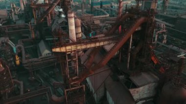 Endüstriyel üretim tesisi metalürjik çelik hava görüntüsü Chad Borularından 4K duman.