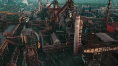 Endüstriyel üretim tesisi metalürjik çelik hava görüntüsü Chad Borularından 4K duman.