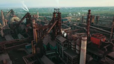 Endüstriyel üretim tesisi metalürjik çelik hava görüntüsü Chad Borularından 4K duman.