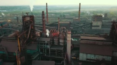Endüstriyel üretim tesisi metalürjik çelik hava görüntüsü Chad Borularından 4K duman.