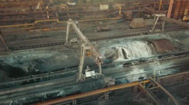 Endüstriyel üretim tesisi metalürjik çelik hava görüntüsü Chad Borularından 4K duman.
