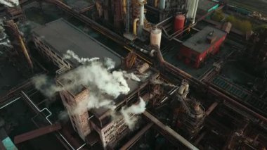 Endüstriyel üretim tesisi metalürjik çelik hava görüntüsü Chad Borularından 4K duman.